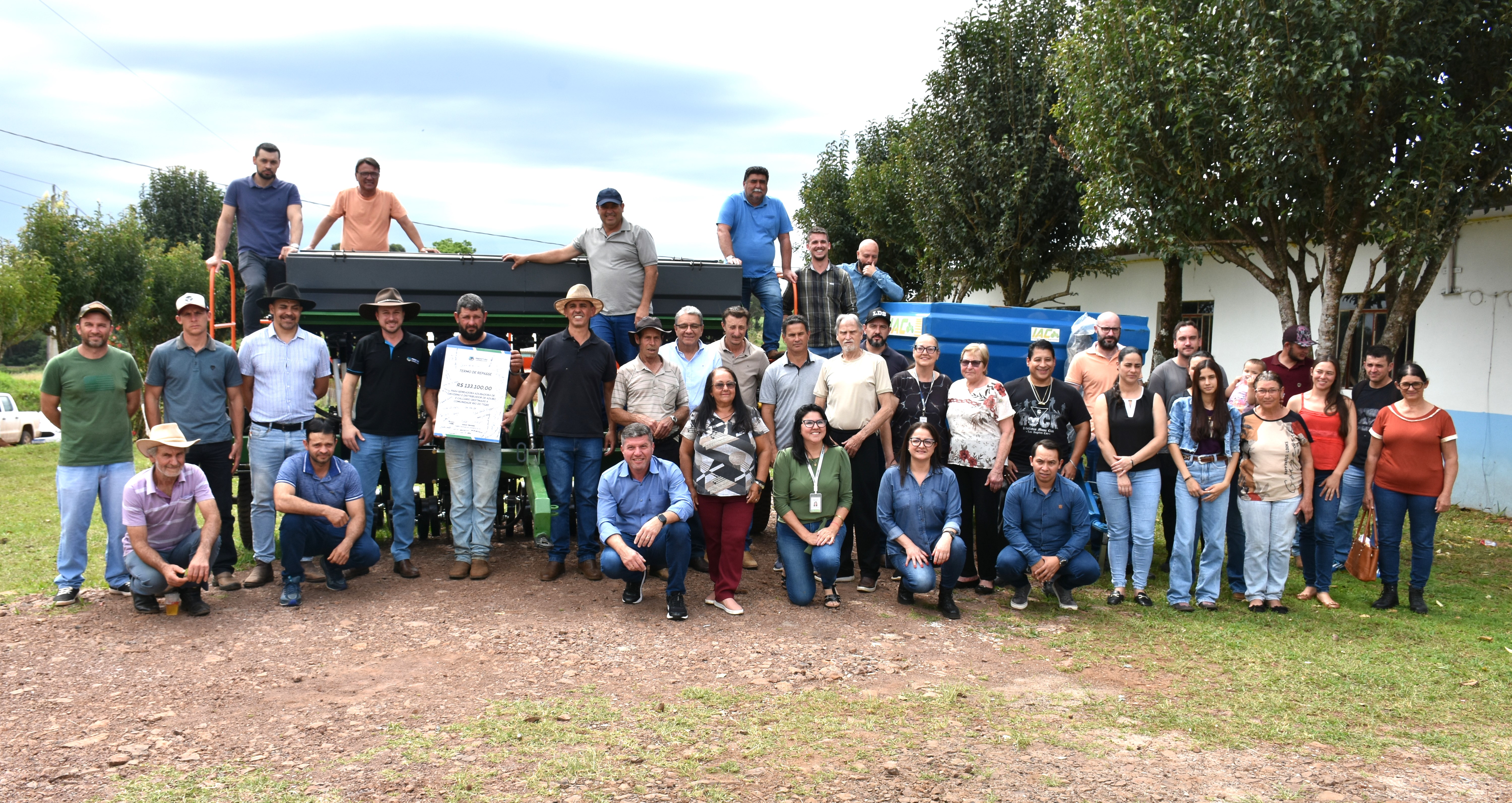 Câmara e Prefeitura entregam mais de R$ 130 mil em equipamentos agrícolas para a Associação do Rio do Tigre